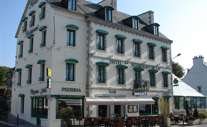 Façade de l'hôtel restaurant du Lac Huelgoat